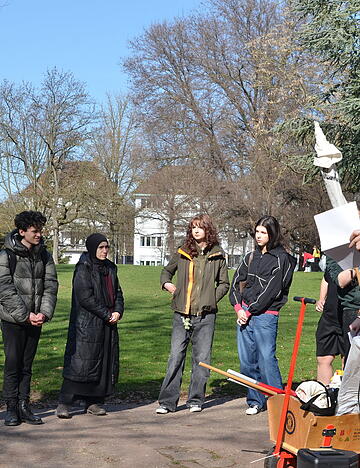 Symboltr&auml;chtig: Auf dem Friedensplatz an der Landwehrm&auml;nner-Plastik wird gegen die Wehrpflicht demonstriert.