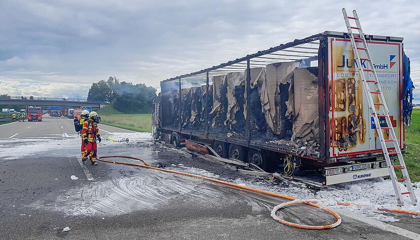 Auf der Autobahn A81 in Fahrtrichtung Stuttgart, kurz vor der Anschlussstelle Pleidelsheim, ist ein Lkw auf dem Standstreifen in Brand geraten. Auf der Autobahn A81 in Fahrtrichtung Stuttgart, kurz vor der Anschlussstelle Pleidelsheim, ist ein Lkw auf dem Standstreifen in Brand geraten.