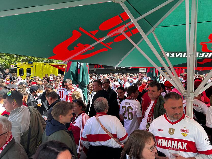 Beim Fanfest ist die Stimmung friedlich, aber ausgelassen.