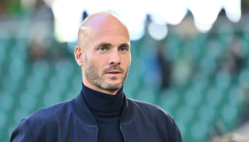 Muss sich nach der vierten Niederlage nacheinander Gedanken machen: Wolfsburgs Trainer Paul Simonis