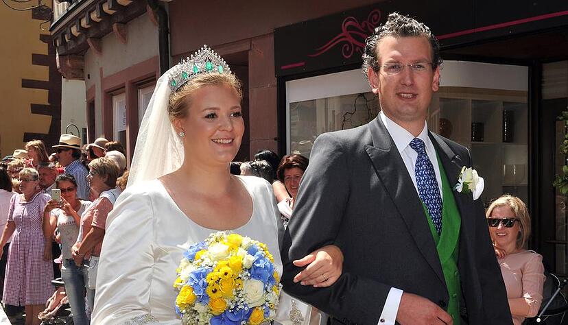 Constantin Graf Fugger von Babenhausen und Prinzessin Sophie zu L&ouml;wenstein-Wertheim-Freudenberg nach ihrer kirchlichen Trauung in Wertheim. Foto: dpa