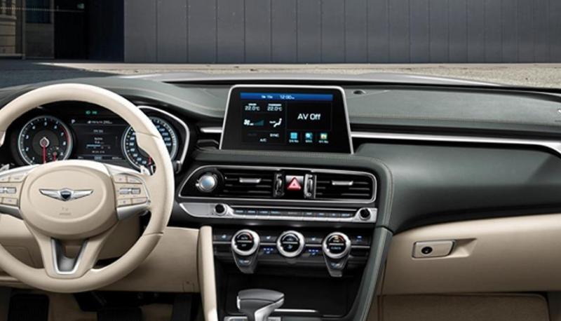 Vornehmes Ambiente und reiche Ausstattung: Im Innenraum bieten ein Head-Up-Display, klimatisierte Sitze und eine kabellose Ladeschale f&uuml;rs Smartphone ihre Dienste an.