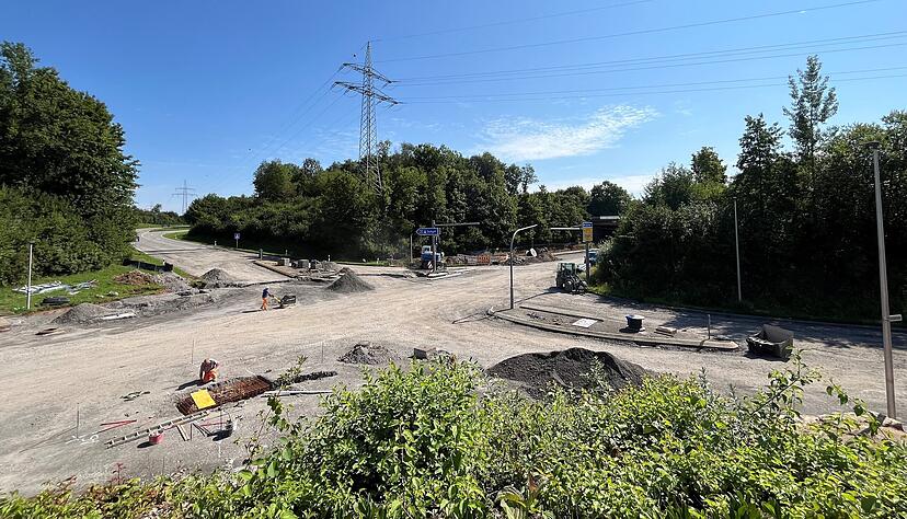 Auf der Baustelle wird unter Hochdruck mit mehreren Kolonnen gleichzeitig gearbeitet, damit die Autobahnanschlussstellen rechtzeitig zum Ferienende wieder freigegeben werden können.