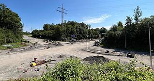 Auf der Baustelle wird unter Hochdruck mit mehreren Kolonnen gleichzeitig gearbeitet, damit die Autobahnanschlussstellen rechtzeitig zum Ferienende wieder freigegeben werden können.