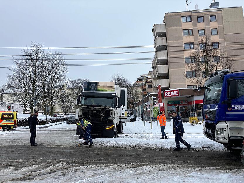 Ein Lastwagen blockiert in Heilbronn im Bereich Moltkestra&szlig;e die Stadtbahngleise.
