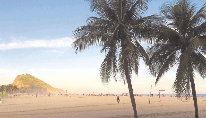 Theaterb&uuml;hne an der Copacabana mit dem Morro do Leme im Hintergrund: Den G&auml;sten wird ein St&uuml;ck aus Samba, Sonne, Leichtigkeit gespielt. Aber hinter dem Vorhang ist auch Dunkelheit.
Fotos: Achim Muth