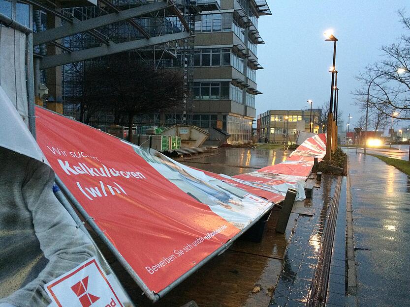 Bei der Kauflandzentrale in Neckarsulm wurden Bauz&auml;une umgeweht.