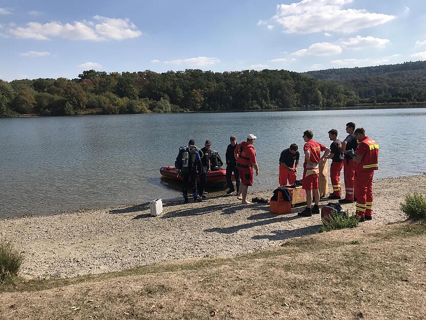 Polizeitaucher der Wasserschutzpolizei fahren raus zur markierten Stelle.