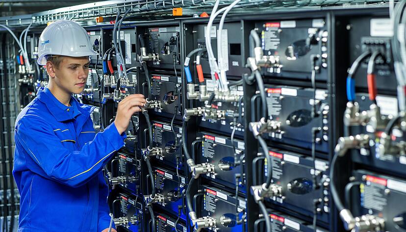 Einblick in einen konventionellen Batteriespeicher: Auch die insgesamt drei nun in Deutschland geplanten neuen Netzbooster müssen im Betrieb gewartet werden, viele Arbeitsplätze entstehen durch die Pilotprojekte aber nicht. Einblick in einen konventionellen Batteriespeicher: Auch die insgesamt drei nun in Deutschland geplanten neuen Netzbooster müssen im Betrieb gewartet werden, viele Arbeitsplätze entstehen durch die Pilotprojekte aber nicht.
