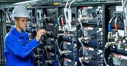 Einblick in einen konventionellen Batteriespeicher: Auch die insgesamt drei nun in Deutschland geplanten neuen Netzbooster müssen im Betrieb gewartet werden, viele Arbeitsplätze entstehen durch die Pilotprojekte aber nicht.