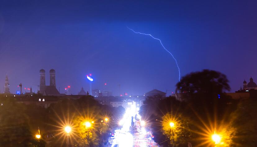 Blitze zucken über München. Blitze zucken über München.