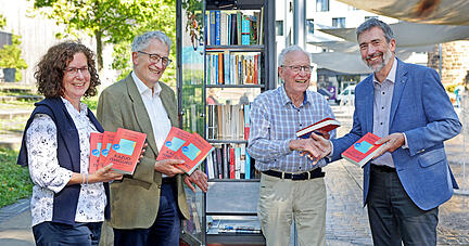 Die Hochschule Heilbronn hat bei dem deutschlandweiten Wettbewerb „Eine Uni – ein Buch“ gewonnen: das Buchregal in der Nähe des Hallenbads Soleo wird mit dem Werk „Klara und die Sonne“ bestückt. V.L. Doris Wolpert, Anton Knittel, Bernd Muff, Ulrich Brecht