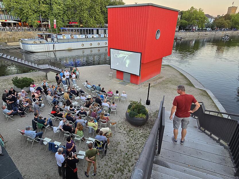 Beim Kurzfilmfestival Heilbronn genie&szlig;en Besucher Open-Air-Kino in Piazza-Atmosph&auml;re.