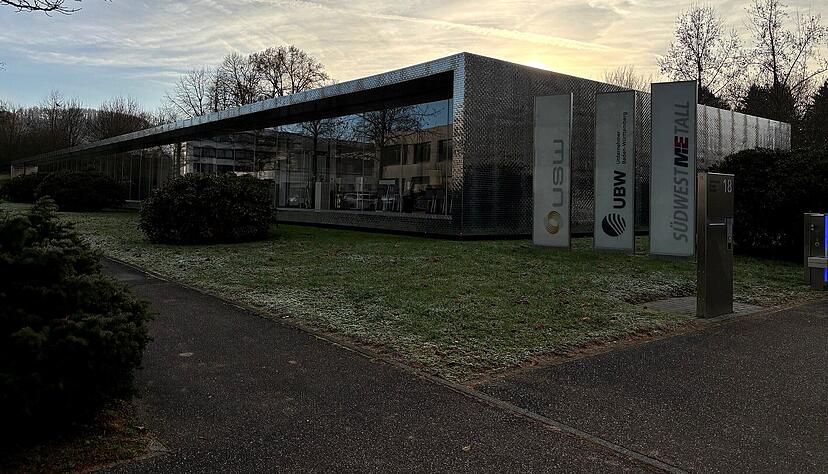 Das Gebäude von Südwestmetall im Heilbronner Gewerbegebiet Schwabenhof ist dank seiner Edelstahl-Geflecht-Fassade ein Hingucker. Jetzt steht es zum Verkauf. Das Gebäude von Südwestmetall im Heilbronner Gewerbegebiet Schwabenhof ist dank seiner Edelstahl-Geflecht-Fassade ein Hingucker. Jetzt steht es zum Verkauf.