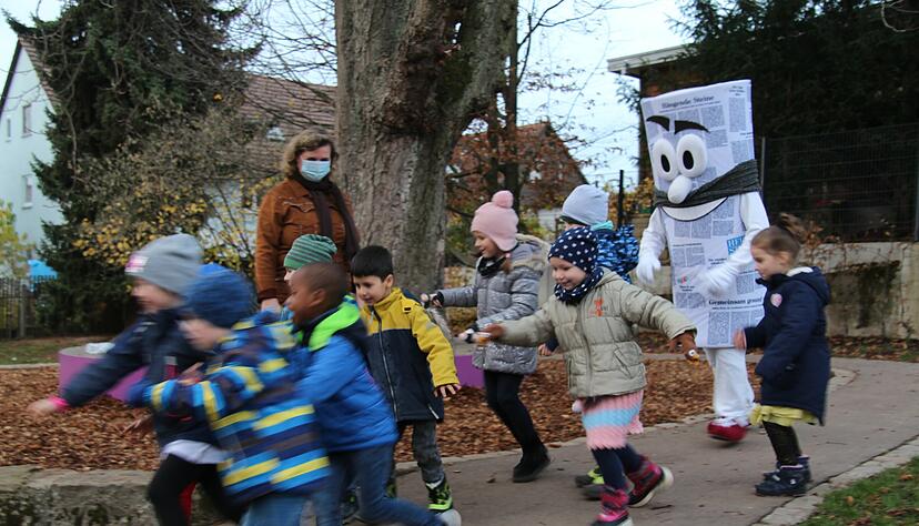 Wer hat hier mehr Spaß bei der letzten Ziki-Aktion im Jahr 2021? Beim Projekt Zeitung im Kindergarten spielt Stimmchen gerne Fangen. Wer hat hier mehr Spaß bei der letzten Ziki-Aktion im Jahr 2021? Beim Projekt Zeitung im Kindergarten spielt Stimmchen gerne Fangen.