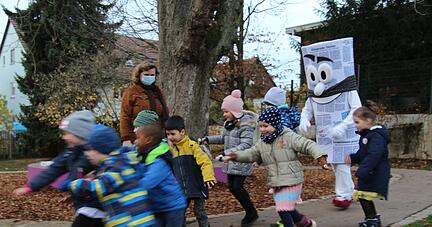 Wer hat hier mehr Spaß? Beim Projekt Zeitung im Kindergarten spielt Stimmchen gerne Fangen. Wer hat hier mehr Spaß? Beim Projekt Zeitung im Kindergarten spielt Stimmchen gerne Fangen.