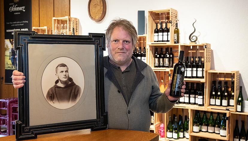 Weing&auml;rtner Holger Schwarz mit dem Bild seines Vorfahren Remigius, dessen Vita er erforscht hat und dem er auch einen besonderen Wein widmete.
