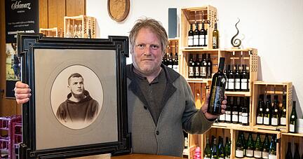 Weing&auml;rtner Holger Schwarz mit dem Bild seines Vorfahren Remigius, dessen Vita er erforscht hat und dem er auch einen besonderen Wein widmete.