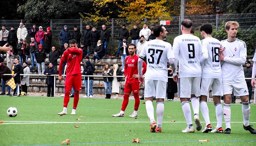 Eine Vorlage ein Freistoßtor: Burak Alabas (links) ist bei Türkspor Neckasrulm der entscheidende Spieler gegen die Sportfreunde Dorfmerkingen.