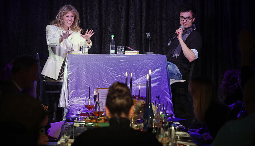 &bdquo;Schau sie dir doch an, da r&uuml;hrt sich ja gar nix mehr&ldquo;: Autorin und Kolumnistin Jovana Reisinger und Moderator Dorian Baganz bei &bdquo;Flexen mit...&ldquo;.