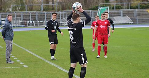 Trainer Andreas Lechner sieht, wie sein VfR Heilbronn gegen den FC Rottenburg zahlreiche Chancen ungenutzt lässt. Trainer Andreas Lechner sieht, wie sein VfR Heilbronn gegen den FC Rottenburg zahlreiche Chancen ungenutzt lässt.