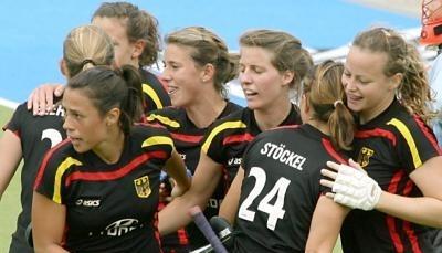 Die deutschen Hockeynationalspielerinnen freuen sich das 1:0 gegen China.