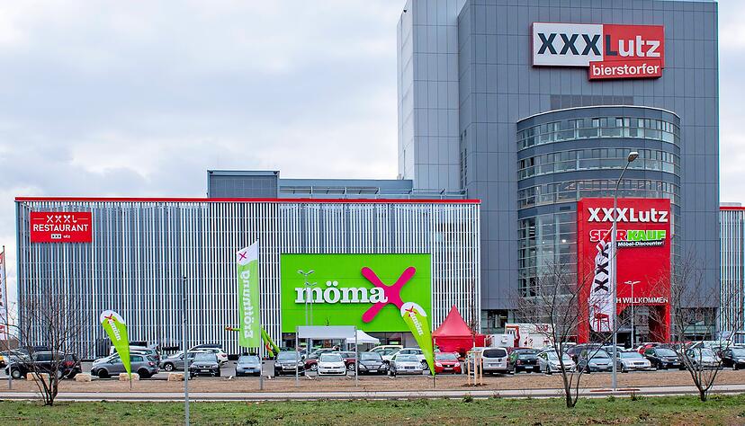 Der neue Mömax und XXXL Bierstorfer sind unter einem Dach, haben aber getrennte Eingänge und wirtschaften eigenständig. Zusammen haben die Möbelhäuser an der Neckargartacher Straße 48?200 Quadratmeter Verkaufsfläche.
Foto: Mario Berger