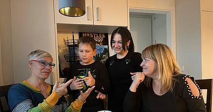 Gabriele Gräßle, Vladlen, Alina und Anna Kucherenko lernen am Küchentisch der ukrainischen Familie Zählen auf Deutsch. "Ich kann es schon bis 1000",  berichtet Vladlen stolz.