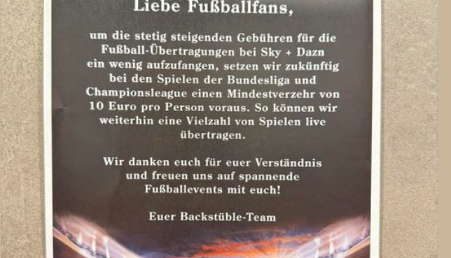 Der Hinweis auf die Mindestverzehr-Regelung ist in der Kneipe gut sichtbar ausgehängt.