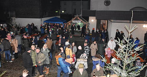 Sehr gut besucht ist die Krautheimer Stadtweihnacht, die von mehreren Vereinen gemeinsam organisiert wird. Sehr gut besucht ist die Krautheimer Stadtweihnacht, die von mehreren Vereinen gemeinsam organisiert wird.