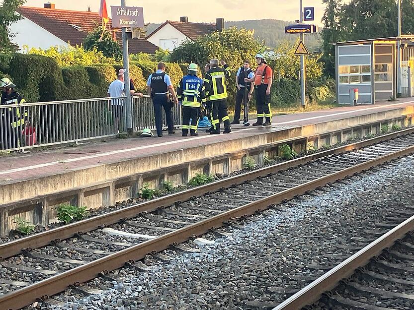 In Obersulm-Affaltrach wurden eine Frau und ein Kind verletzt, als sie das Gleisbett überqueren wollten.