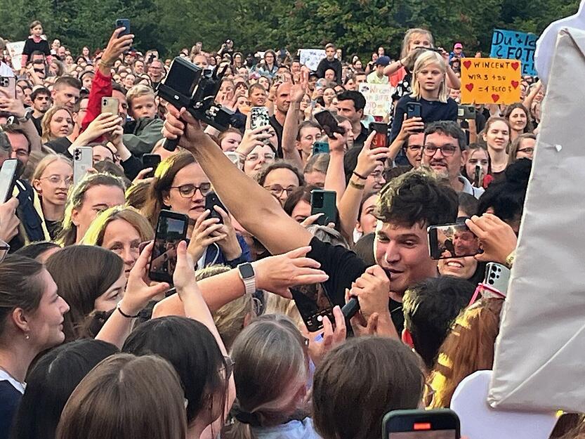 Mitten in der Menge: Wincent Weiss wagt sich beim Konzert in Mosbach mitten unter seine Fans.