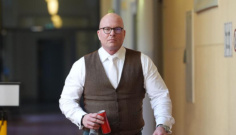 Sascha B&ouml;ttner, Verteidiger eines angeklagten Israelis, auf dem Weg in den Gerichtssaal.