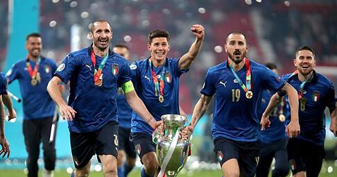 Italien gewinnt das Finale im Elfmeterschießen gegen England mit 3:2 und ist damit zum zweiten Mal Fußball-Europameister. Italien gewinnt das Finale im Elfmeterschießen gegen England mit 3:2 und ist damit zum zweiten Mal Fußball-Europameister.