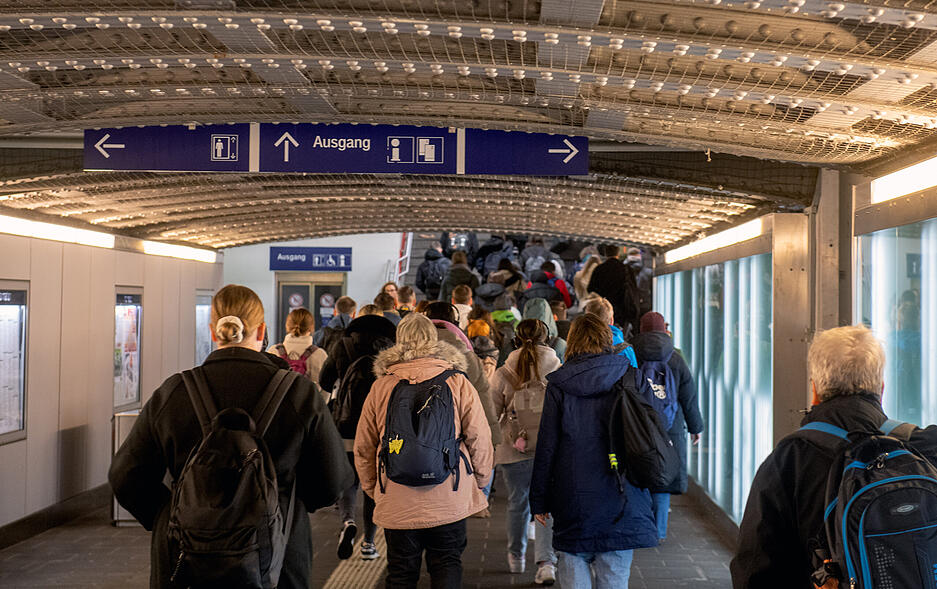 In den wenigen Zügen die noch fahren, wird es die kommenden Tage extrem voll.