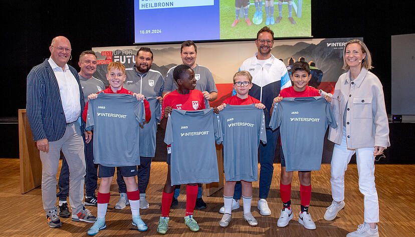 Beim Auftakt der Spendenaktion: Alexander von Preen, CEO von Intersport Deutschland (links), mit Tobias R&ouml;schl, (Mitte) und Henriette Tesch (rechts).