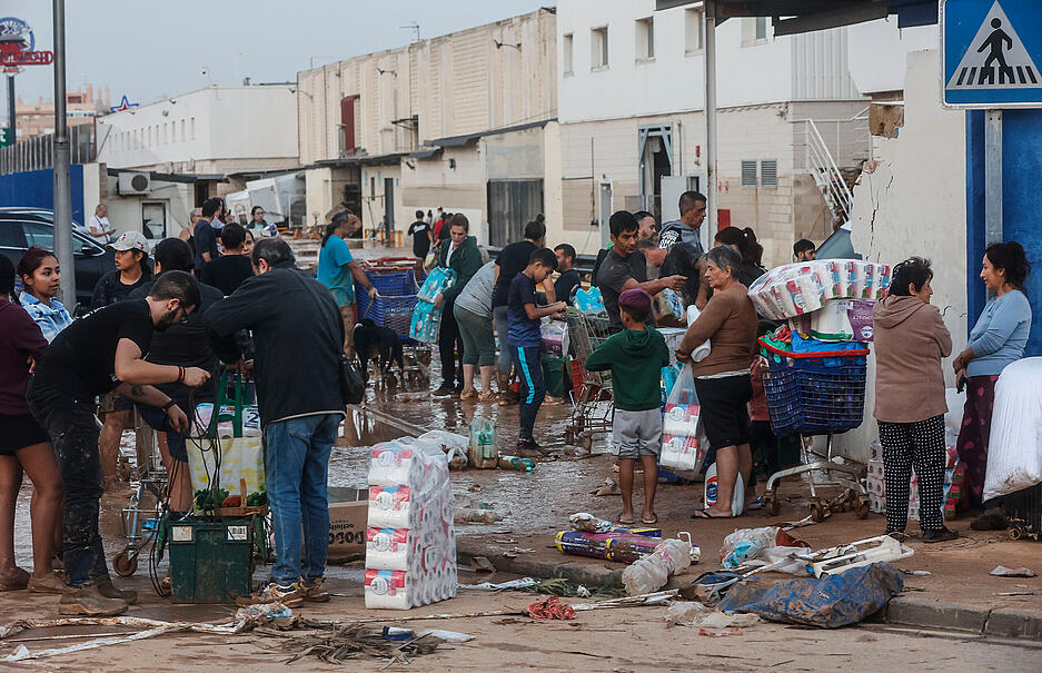 Die Straßen in Spanien sind teils von Schlamm bedeckt. Nach dem heftigen Unwetter sind viele Menschen ohne Strom, etliche werden noch Vermisst, fast 100 sind tot.