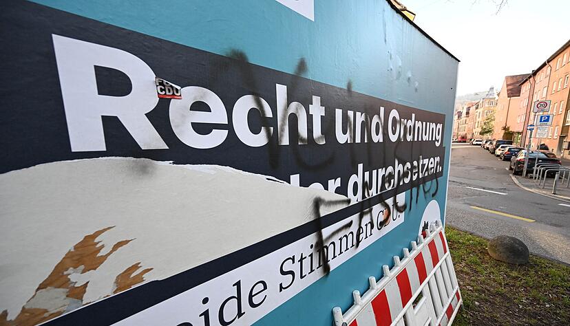 Immer wieder werden Plakate zerst&ouml;rt und entwendet.