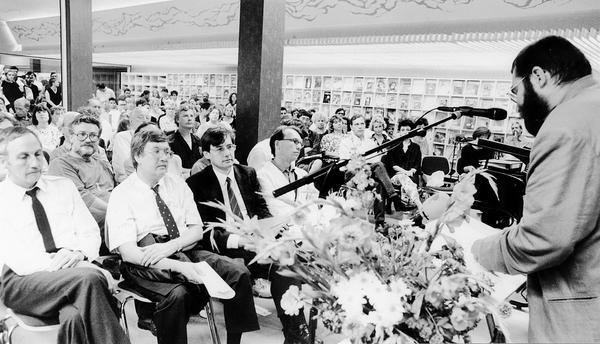 Mehr Unterstützung für die Jazzclubs im Land fordert der Vorsitzende des Jazzverbands Baden-Württemberg, Friedhelm Schulz (r) in seiner Jubiläumsrede zum 30. Geburtstag des Clubs. Links Kulturbürgermeister Reiner Casse und daneben der Vorsitzende des Jazzclubs Cave 61, Axel Lauser. Aufnahme aus dem Jahr 1991. Mehr Unterstützung für die Jazzclubs im Land fordert der Vorsitzende des Jazzverbands Baden-Württemberg, Friedhelm Schulz (r) in seiner Jubiläumsrede zum 30. Geburtstag des Clubs. Links Kulturbürgermeister Reiner Casse und daneben der Vorsitzende des Jazzclubs Cave 61, Axel Lauser. Aufnahme aus dem Jahr 1991.