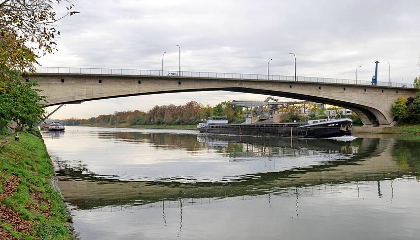 Die 107,80 Meter lange Peter-Bruckmann-Brücke wurde 1950 eingeweiht. Sie überspannt den Neckarkanal zwischen Saarlandkreisel und Neckarbogen. Hier ist ein Neubau vorgesehen.
Foto: Archiv/Mugler Die 107,80 Meter lange Peter-Bruckmann-Brücke wurde 1950 eingeweiht. Sie überspannt den Neckarkanal zwischen Saarlandkreisel und Neckarbogen. Hier ist ein Neubau vorgesehen.
Foto: Archiv/Mugler