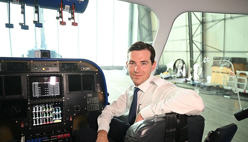Viktor Schacht in der Gondel des Zeppelin NT (Neue Technologie) in Friedrichshafen.