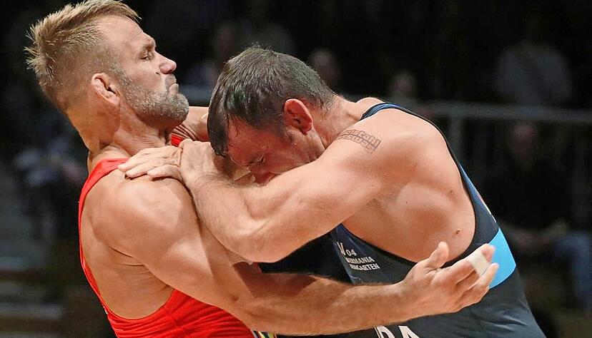 Red-Devils-Cheftrainer Adam Juretzko (rotes Trikot) hilft mit 53 Jahren angesichts der Personalprobleme bei den Heilbronnern aus.