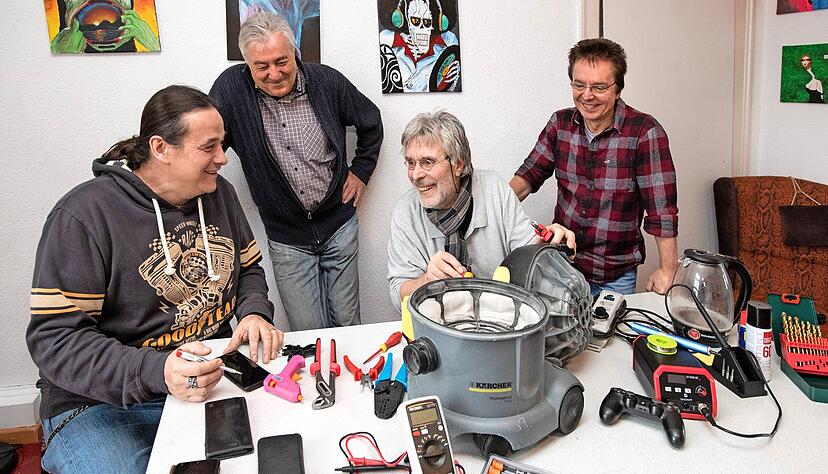 Heiko Zimmer(l.) hilft bei Softwareproblemen, Udo Splettstößer repariert Kleingeräte. Helmut Nübling und Markus Kress (r.) organisieren das Angebot. Heiko Zimmer(l.) hilft bei Softwareproblemen, Udo Splettstößer repariert Kleingeräte. Helmut Nübling und Markus Kress (r.) organisieren das Angebot.