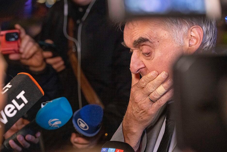 Herbert Reul (CDU), Innenminister von Nordrhein-Westfalen, macht sich ein Bild vor Ort und gibt der Presse ein Statement. Bei einer Attacke auf der 650-Jahr-Feier der Stadt hat es mehrere Todesopfer und Verletzte gegeben.
