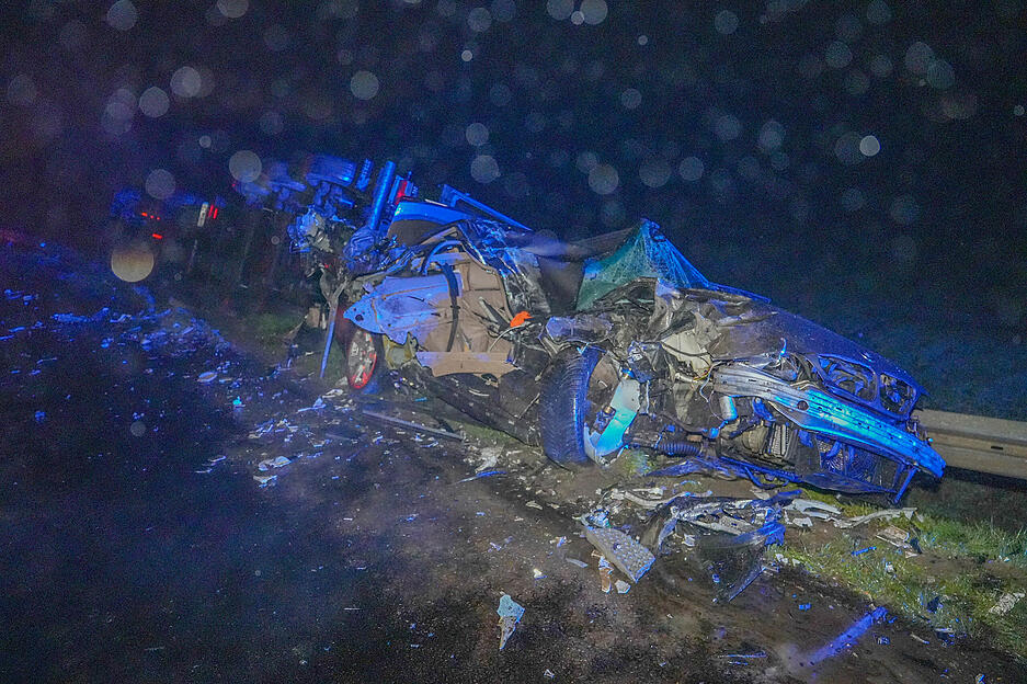 Ein völlig zerstörtes Auto und Trümmerteile liegen nach dem Frontalunfall bei Kirchardt auf der L1110 bei Kirchardt.