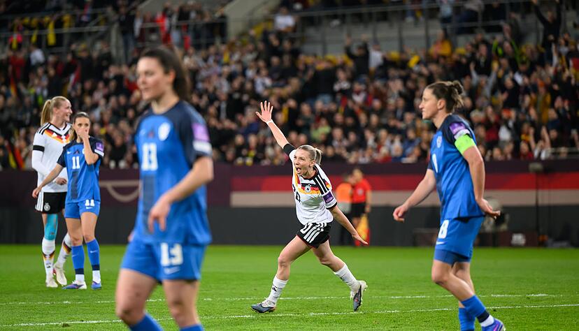 Elisa Sen&szlig; dreht nach ihrem Tor jubelnd ab.
