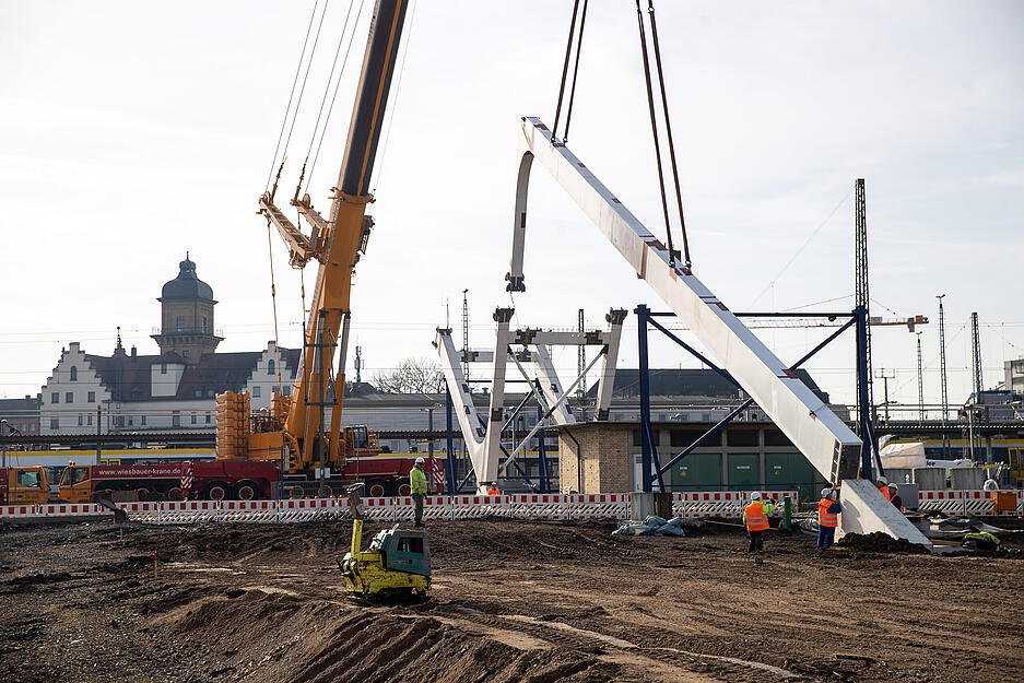 Erste Brückenteile der Buga-Brücke sind eingebaut