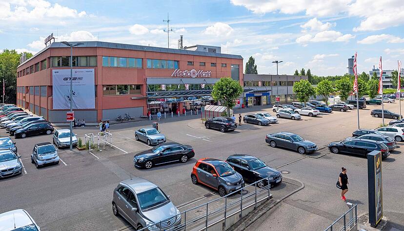 Für den neuen Teil des Bildungscampus wird der Mediamarkt abgerissen. Eine begrünte Brücke wird das Areal mit dem bestehenden Campus verbinden. Für den neuen Teil des Bildungscampus wird der Mediamarkt abgerissen. Eine begrünte Brücke wird das Areal mit dem bestehenden Campus verbinden.