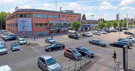 F&uuml;r den neuen Teil des Bildungscampus wird der Mediamarkt abgerissen. Eine begr&uuml;nte Br&uuml;cke wird das Areal mit dem bestehenden Campus verbinden.
Foto: Mario Berger