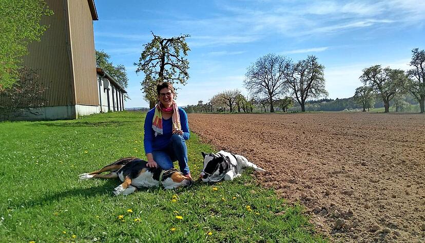 Daniela Lutz ist eine der engagierten B&auml;uerinnen, die sich an Klassenzimmer Bauernhof beteiligt und nicht nur ihre K&auml;lber den Kindern zeigt.
Foto: privat